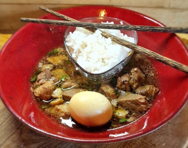 Porc au caramel & nouilles aux oeufs